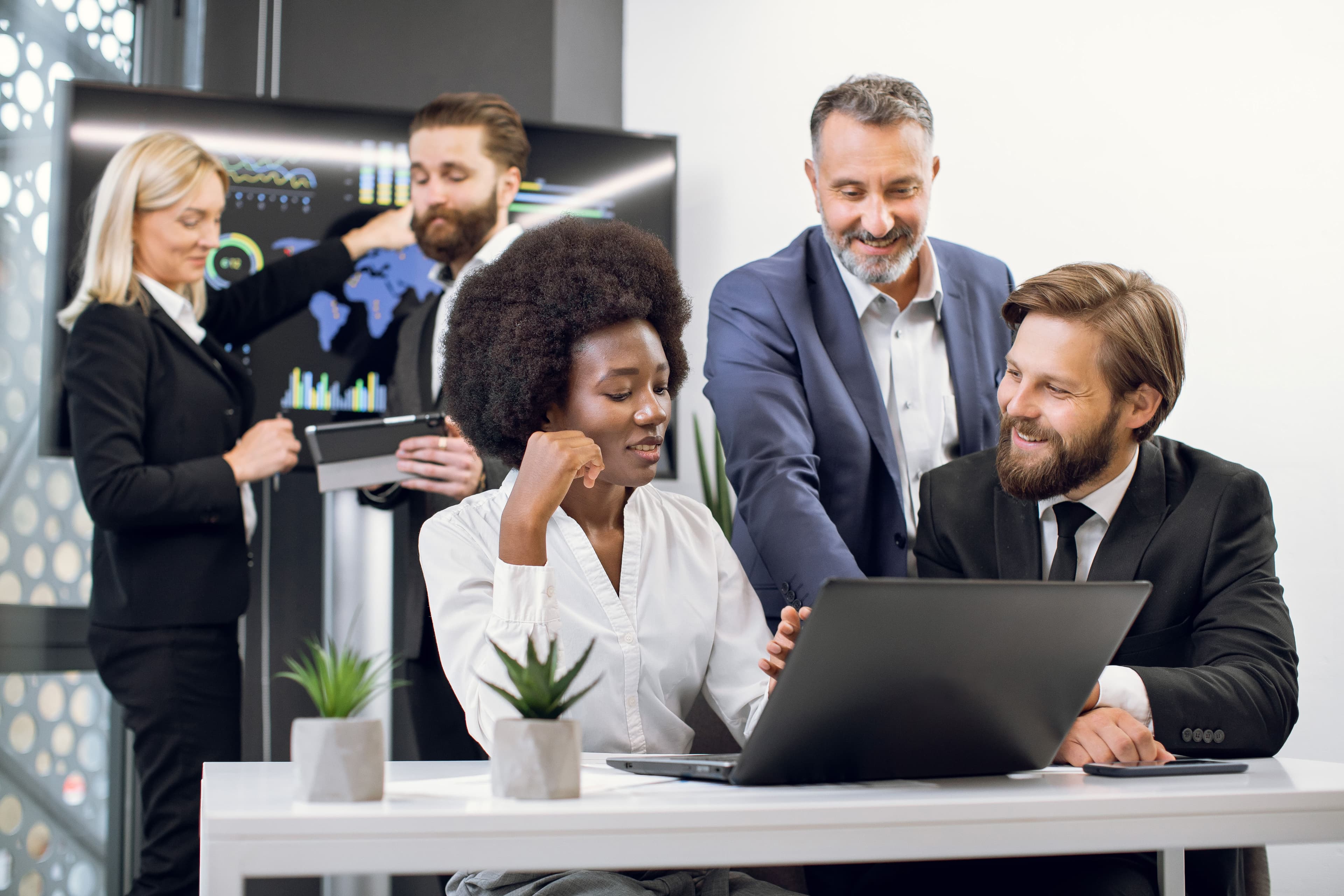 Equipo de trabajo colaborando en una oficina moderna